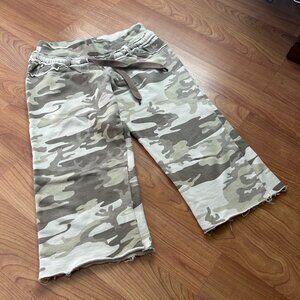 BCBG MaxAzria Camo Capri Sweatpants – Size Small | Excellent Condition